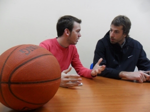 El jugador de Quesos Cerrato Urko Otegui, a la derecha, con Raúl González durante la entrevista a Periodismo deportivo UVa.